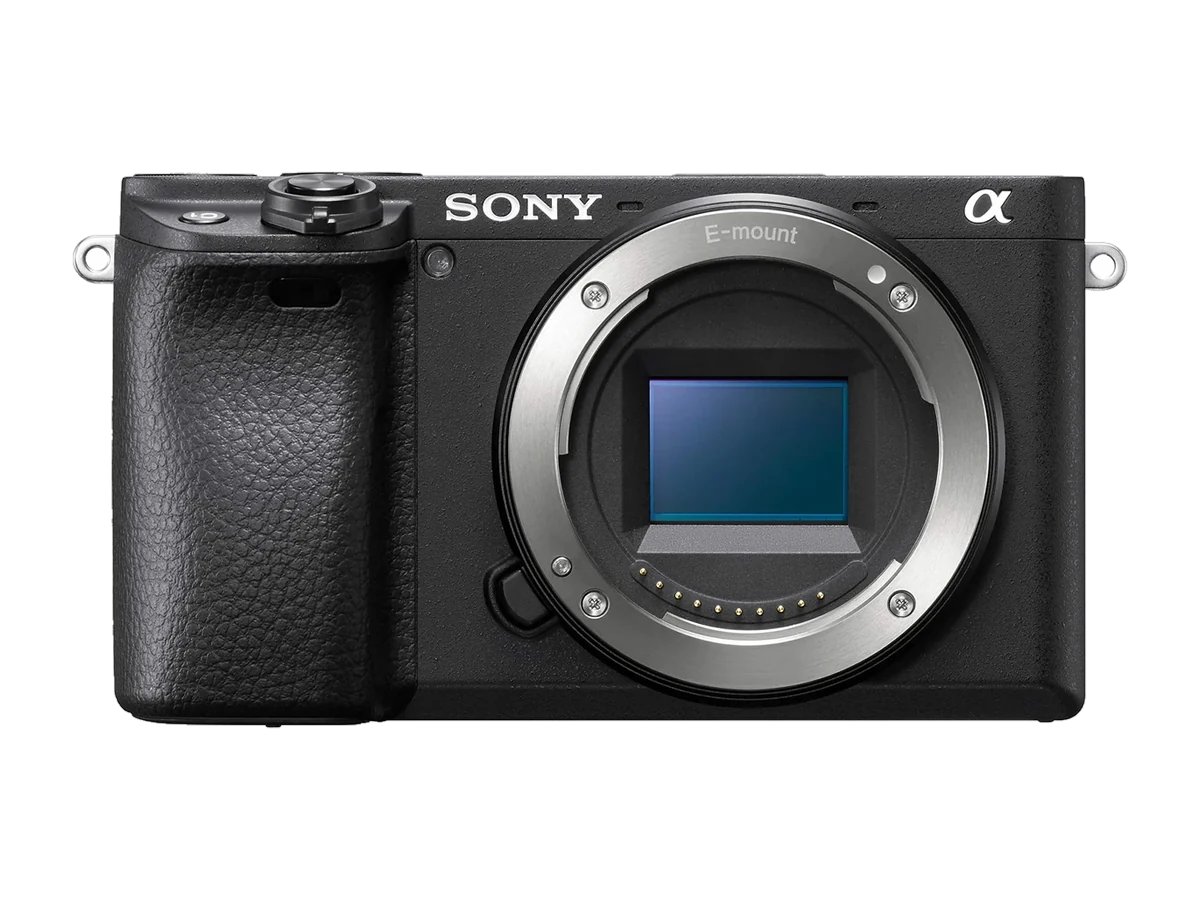Sony Alpha 6400 sobre fondo oscuro