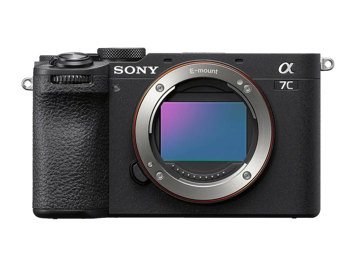 Sony Alpha 7C II sobre fondo oscuro